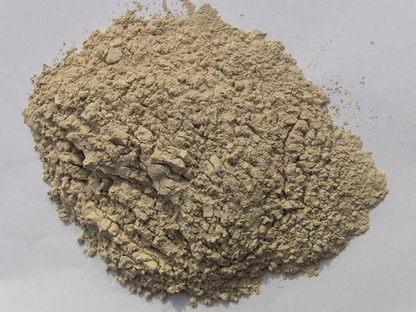 矾土性质 矾土主要成分是氧化铝，为炼铝和耐火材料的主要原料。白色或灰白色，因含铁而呈褐黄或浅红色。密度3.45g/cm3，硬度1～3，不透明，质脆。极难熔化，不溶于水，能溶于硫酸、氢氧化钠溶液。 地区分布 中国铝土矿资源比较丰富，在全国18个省、自治区、直辖市已查明铝土矿产地205处，其中大型产地72处（不包括台湾），主要分布在山西、山东、河北、河南、贵州、四川、广西、辽宁、湖南等地。 投资前景 1.可用于炼铝工业。用于国防、航空、汽车、电器、化工、日常生活用品等。 2.可用于精密铸造。矾土熟料加工成细粉做成铸：缶。用于军工、航天、通讯、仪表、机械及医疗器械部门。 3.可用于耐火制品。高铝矾土熟料耐火度高达1780℃，化学稳定性强、物理性能良好。 4.硅酸铝耐火纤维。用于钢铁、有色冶金、电子、石油、化工、宇航、原子能、国防等多种工业，消防人员可用耐火纤维布做成衣服。 5.制造矾土水泥、研磨材料、陶瓷工业以及化学工业可制铝的各种化合物。 铝矾土磨粉制备 铝矾土粉是选用煅烧过的熟铝矾土矿石用雷蒙磨加工制成的细粉，粒度通常为100目-325目，在耐火材料行业得到了广泛的应用。通常加工的流程为先经颚式破碎机进行破碎，然后筛分进入铝矾土雷蒙磨或铝矾土超细磨粉机中，进行铝矾土粉制备，使其应用更加广泛。