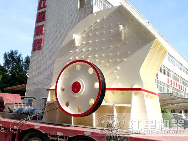 壹号娱乐重锤式破碎机发货现场